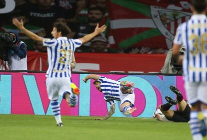 Íñigo Martínez comete penalti sobre Portu.