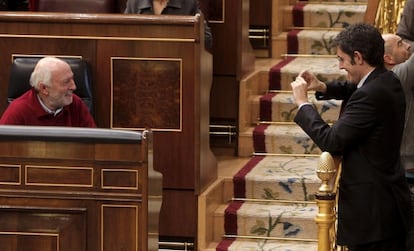 El secretario general del grupo socialista en el Congreso, Eduardo Medina, hace una foto al actor Álvaro Luna.