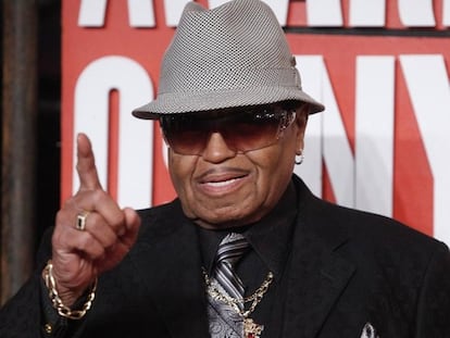 Joe Jackson no debe recibir ni un solo euro del patrimonio que dejó tras su muerte su hijo, el Rey del Pop. Así lo consideran los abogados de Michael Jackson, después de que su padre solicitara percibir una pensión mensual de 15.000 dólares (10.500 euros) de su fortuna. Según los letrados, el padre de Jacko nunca dependió de su hijo mientras éste estaba con vida para sobrevivir económicamente. Además, señalan que el Rey del Pop lo excluyó expresamente de su testamento, ya que ambos mantuvieron siempre una tormentosa relación, basado en los abusos y maltratos de Joe Jackson cuando ejercía de manager de los Jackson Five.