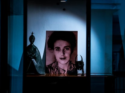 Retrato de Leonora Carrington en la sala principal de la casa.