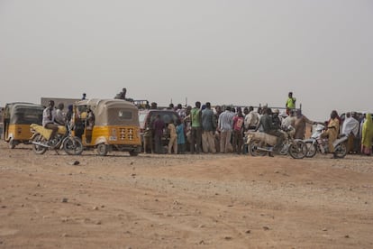 Existen dos puntos principales de llegada y partida de los convoyes en las afueras de Agadez. En ambos, los taxis, los taxi-moto —o kabou, kabou— y los intermediarios aguardan a los pasajeros para hacer cualquier tipo de negocio, ya sea llevar las maletas, transportarles al centro de la ciudad o buscarles alojamiento.