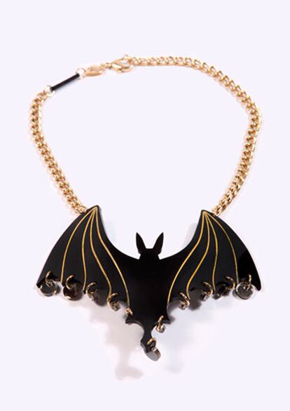 Collar de murciélago, de Urban Outfitters. Precio: 118 €