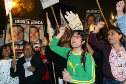 Cientos de manifestantes chilenos gritan consignas contra Fujimori ayer, frente a la residencia del embajador de Chile en Lima.