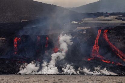 La lava cae sobre la playa de Los Guirres y entra en el mar, este jueves.