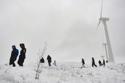 Varias personas caminan sobre la nieve, este domingo en la sierra del Perdón en Pamplona.