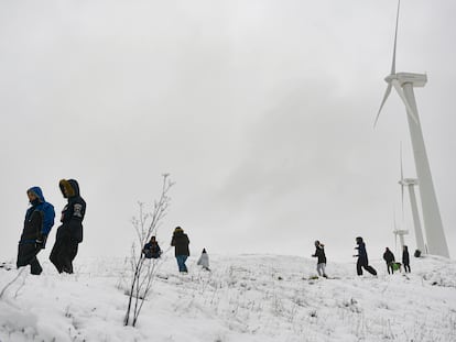 Varias personas caminan sobre la nieve, este domingo en la sierra del Perdón en Pamplona.