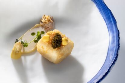 Para continuar con un impecable lomo de merluza en tempura, salsa de yodada acidulada de berberechos, o unos ravioli de rabo de buey, bombón líquido de queso Rebiochón, aire de trompeta de la muerte y molleja de ternera en salsa Perigueux. Y para finalizar, una mousse de jengibre, maracuyá, piña y coco.