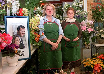 Almudena Moreno (izquierda) e Isabel Pastega, en su tienda.