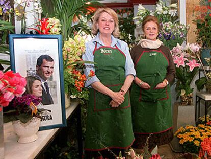 Almudena Moreno (izquierda) e Isabel Pastega, en su tienda.