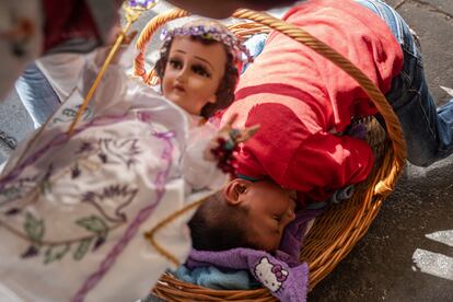 Un niño se recuesta en la canasta del niño Dios en la calle Talavera.