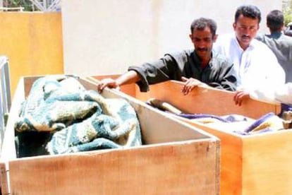 Funeral de dos de los fallecidos en el ataque aéreo en Baquba.