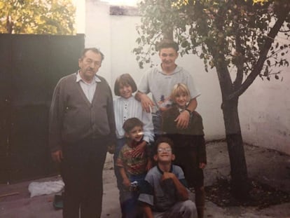 La refugiada bosnia Una, con su abuelo y otros familiares en su casa de Rivas.