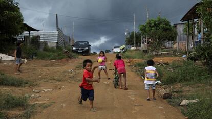 Un grupo de niños indígenas de la Amazonía brasileña.