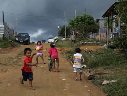 Un grupo de niños indígenas de la Amazonía brasileña.