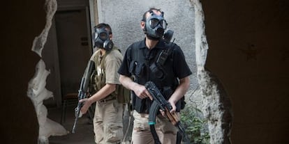 Combatientes de la brigada Tahrir, de la oposición siria, en el frente de Jobar, cerca de Damasco, con máscaras antigás.