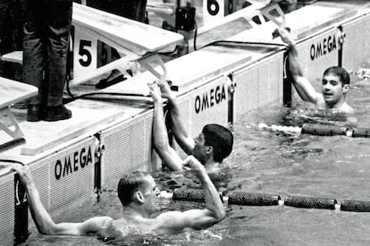 En 1967, Omega incorporó en las pruebas de natación los Automatic Touch Pads. Es decir, al dar con la palma de la mano se sabía en qué posición llegaban los nadadores.