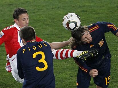 Sergio Ramos recibe una patada de Santana.