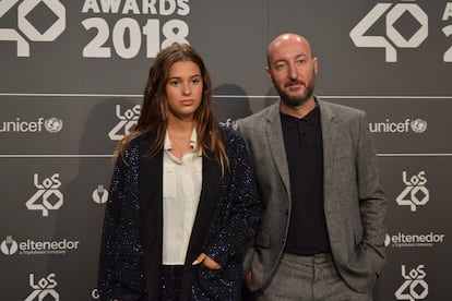Dora Postigo con su padre, Diego Postigo, en la cena de nominados de LOS40 Music Awards de 2018 en Madrid.