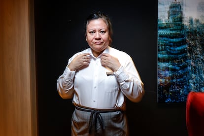 Blanca Rosa Aceituno, en su trabajo de camarera en el Hotel Meliá Castilla. 