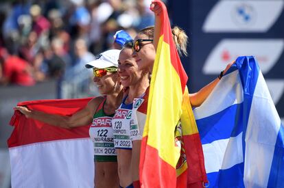 La campeona de la competición, la griega Antigoni Ntrismpioti, celebra su victoria junto a Raquel González y la húngara Viktoria Madarasz, segunda y tercera en el podio, respectivamente.