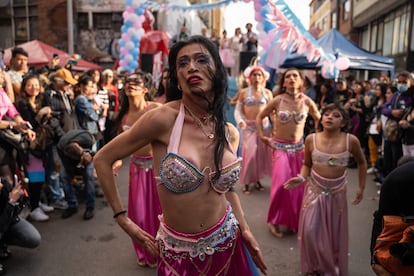 Personas trans se manifiestan en una marcha liderada por la Red Comunitaria Trans, en Bogotá, en julio de 2022.