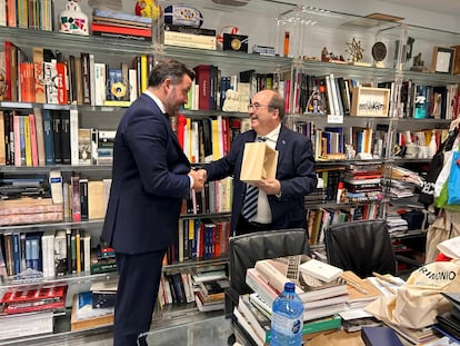 El alcalde de Elche, Pablo Ruz (izquierda) con el ministro de Cultura, Miquel Iceta, durante su encuentro este martes en el MInisterio de Cultura en Madrid.