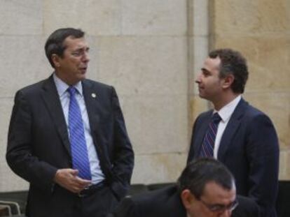 José Luis Bilbao, a la izquierda, y Melchor Gil charlan de pie en las Juntas de Bizkaia.