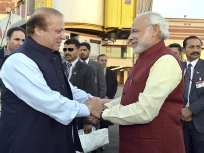 El primer ministro de Pakist&aacute;n, Nawaz Sharif (izquierda), y su hom&oacute;logo indio, Narendra Modi, en Lahore este viernes.