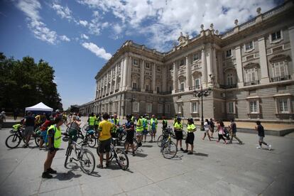 Varios ciclistas, durante la presentaci&oacute;n de las nuevas v&iacute;as ciclistas de Madrid. 