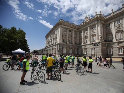 Varios ciclistas, durante la presentaci&oacute;n de las nuevas v&iacute;as ciclistas de Madrid. 