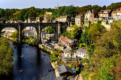 La estampa de este antiguo asentamiento comercial junto al río Nidd, cuya historia se remonta al siglo V, es un viaducto de casi 25 metros de alto que anima a regresar a la época medieval con una visita al museo y a las ruinas de su extinto castillo. Tras la visita histórica, hay tiempo para pasear y perderse por sus tiendas independientes y galerías de arte.