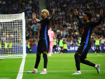 Lamine Yamal (izquierda) celebra su gol ante el Espanyol.