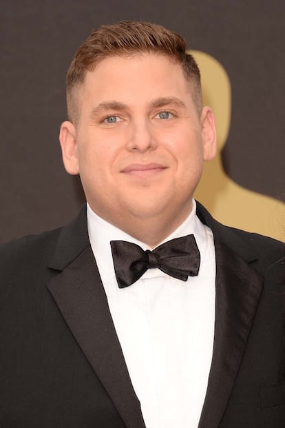 Jonah Hill se quedó sin su Oscar y acudió con un esmoquin tradicional.