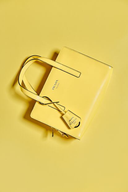 Prada. En 1984, Miuccia Prada se saltaba las leyes no escritas del lujo diseñando el primer bolso de alta gama de nailon. Su siguiente icono superventas llegaría una década más tarde con un bolso minimalista y sin nombre diseñado en 1995 y que hoy acaba de reeditarse.