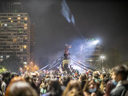 Una multitud celebra la victoria en el referéndum en Santiago, el 25 de octubre de 2020.