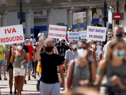 Manifestación en Benidorm contra las limitaciones impuestas para evitar los contagios de la pandemia.