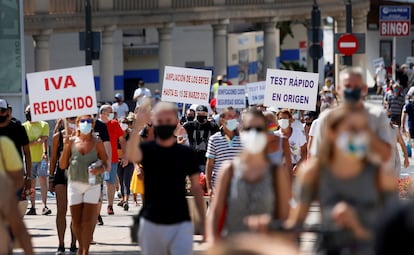 Manifestación en Benidorm contra las limitaciones impuestas para evitar los contagios de la pandemia.