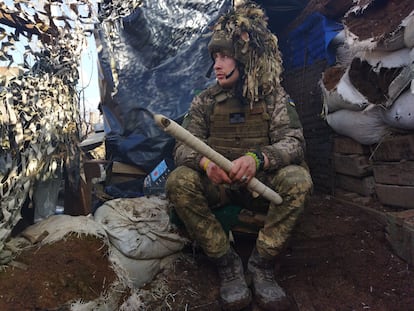 Un soldado descansa en una trinchera, cerca de Avdiivka, este miércoles. 
