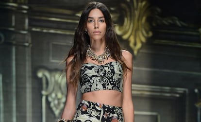 A modelo Lea T na passarela de Philipp Plein, em Milão.