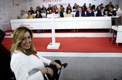 La presidenta d'Andalusia, Susana Díaz, asseguda davant la direcció del PSOE durant la reunió del comitè federal.