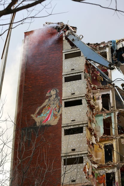 Vista lateral del edificio parisino durante su demolición.