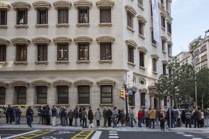 El centre de participació de Balmes amb la travessera de Gràcia a les 9 del matí.