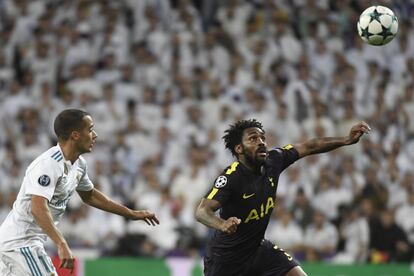 Danny Rose (derecha) sigue la trayectoria del balón.