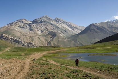 El cerro Aconcagua (6.960 metros), en Argentina, es el techo de los Andes y el pico más elevado del planeta, fuera de la cordillera del Himalaya. Pese a ello, no es un dominio exclusivo de alpinistas: los senderistas mejor preparados también pueden pisar su cumbre. Sin grandes dificultades técnicas, el principal hándicap es la aclimatación a la altitud. La ruta más recomendable es la que atraviesa el valle de Horcones (en la foto).