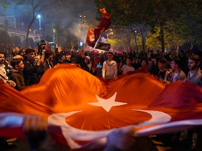 Partidarios del presidente turco, Recep Tayyip Erdogan, celebran el resultado de las elecciones, el 14 de mayo en Estambul.