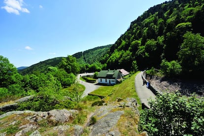 Vista de la carretera de Sewen, en el puerto de Ballon d'Alsace. En la cima hay un monumento a René Pottier, el primer ciclista que lo coronó en el Tour de Francia, en 1905.