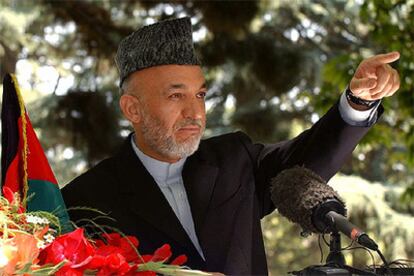 El presidente afgano, Hamid Karzai, responde durante la rueda de prensa celebrada en el palacio presidencial de Kabul.