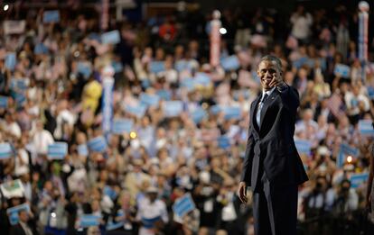 Barack Obama saluda a los delegados en la convención demócrata.
