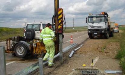 Un empleado de Matinsa realiza trabajos de conservación en una carretera.