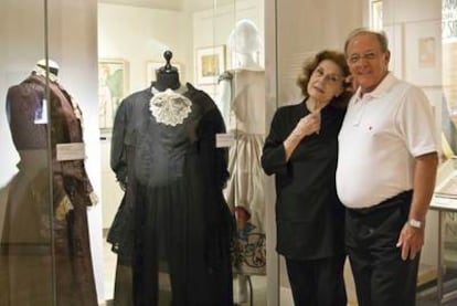 Julia y Emilio Gutiérrez Caba, en el Museo del Teatro de Almagro ante los trajes que llevaron su abuela, Irene Alba y su madre, Irene Caba Alba.